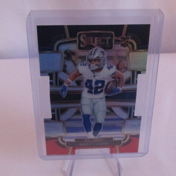 2023 Panini Select Deuce Vaughn Concourse Black & Red Prizm Die-Cut #28 RC - Picture 1 of 3